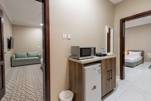 Stovetop, electric kettle, dining tables - Al-Rajhi - Qaswarah Residence (Madinah)