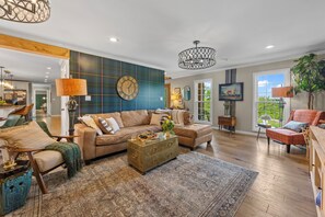 Smart-tv, een open haard, tafelvoetbal en boeken