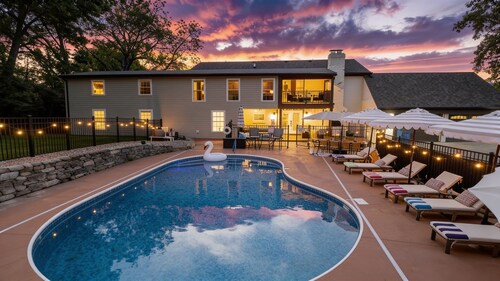 Estate, 5 Kings, Heated Pool, Hot Tub, Games, Dogs