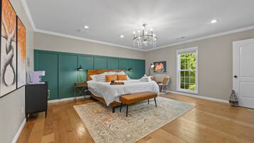 4 slaapkamers, een bureau, een strijkplank/strijkijzer, reisbedje