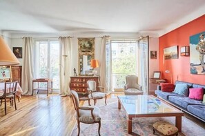 TV - The watercolor- Family & Sophisticated -Auteuil (Paris)