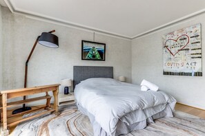 1 chambre, bureau, fer et planche à repasser, Wi-Fi