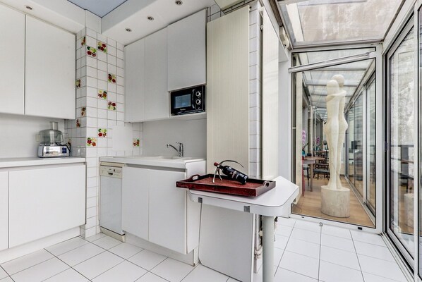 Kühlschrank, Mikrowelle, Ofen, Geschirrspüler