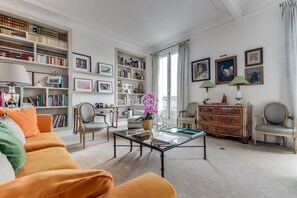 Een televisie en een muziekbibliotheek