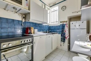 Kühlschrank, Mikrowelle, Ofen, Geschirrspüler