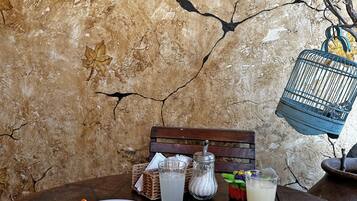 包含每日自助早餐