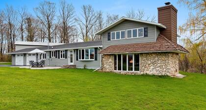 Beautiful Door County, Sturgeon Bay Home. Fully stocked