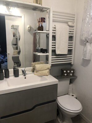 Asciugacapelli, asciugamani, sapone, shampoo