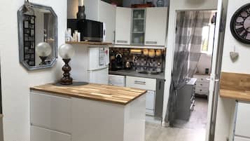 雪櫃、微波爐、焗爐、爐具