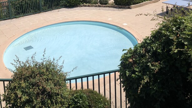 A swimming pool with a view of the sea and hills. - Joli Petit Mazet Avec Terrasse en Pleine Nature (COGOLIN)