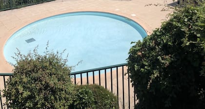 Joli Petit Mazet Avec Terrasse en Pleine Nature