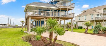 Backyard Oasis Hot Tub and 2 Shaded Decks