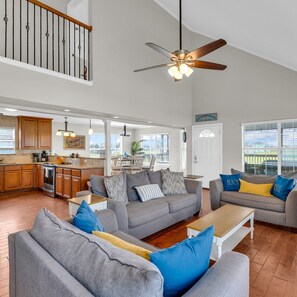 House | 4 bedrooms, Internet - Backyard Oasis Hot Tub and 2 Shaded Decks (Galveston)