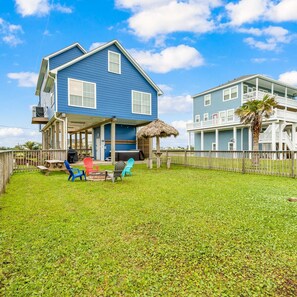 House | 4 bedrooms, Internet - Backyard Oasis Hot Tub and 2 Shaded Decks (Galveston)
