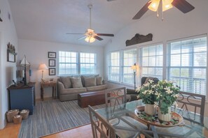 House | 2 bedrooms, Internet - 2nd Row Beach Home Ocean Views Old School Vibes - 1 min Walk to Sunny Beach (Galveston)
