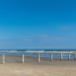2 bedrooms, Internet - 2nd Row Beach Home Ocean Views Old School Vibes - 1 min Walk to Sunny Beach (Galveston)