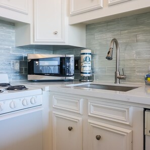 Apartment | 1 bedroom - Easy Beach Access Charming Beachside Condo (Galveston)