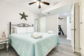 Apartment | 3 bedrooms, Internet - Seaside and Breezy Condo at the Victorian (Galveston)