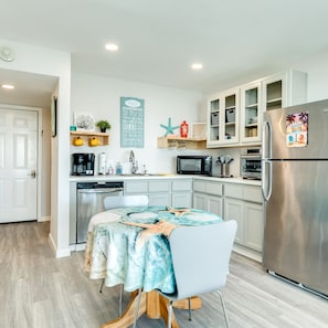 3 bedrooms, Internet - Seaside and Breezy Condo at the Victorian (Galveston)