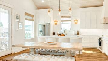 4 bedrooms, iron/ironing board, Internet