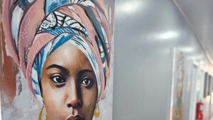 A corridor with a framed painting on the wall. - RESIDENCIAL LA MALVARROSA (Panama City)