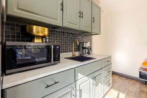 Fridge, microwave, stovetop, coffee/tea maker - Golden Sparrow's Nest (Green Mountain Falls)