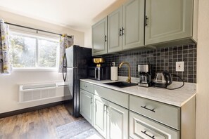 Frigorifero, microonde, piano cottura, macchina per tè/caffè