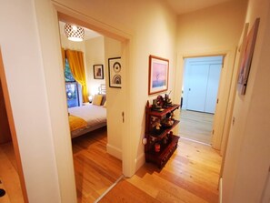 2 habitaciones, tabla de planchar con plancha y cuna de viaje 