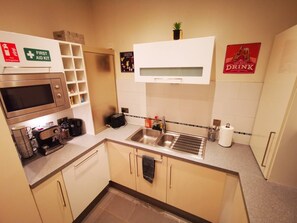 Fridge, microwave, oven, stovetop - This stylish place to stay is perfect for families with a huge living space and big bedrooms (Belfast)