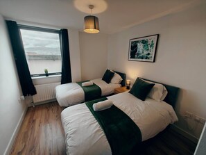 2 habitaciones, tabla de planchar con plancha y cuna de viaje 