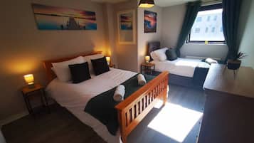 2 slaapkamers, een strijkplank/strijkijzer, reisbedje, gratis wifi