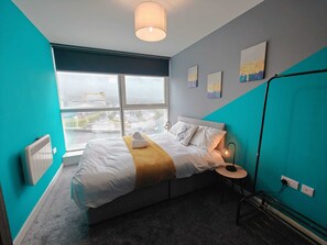 Tabla de planchar con plancha, cuna de viaje, wifi gratis y ropa de cama
