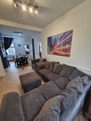 TV connectée, cheminée, espaces bureaux