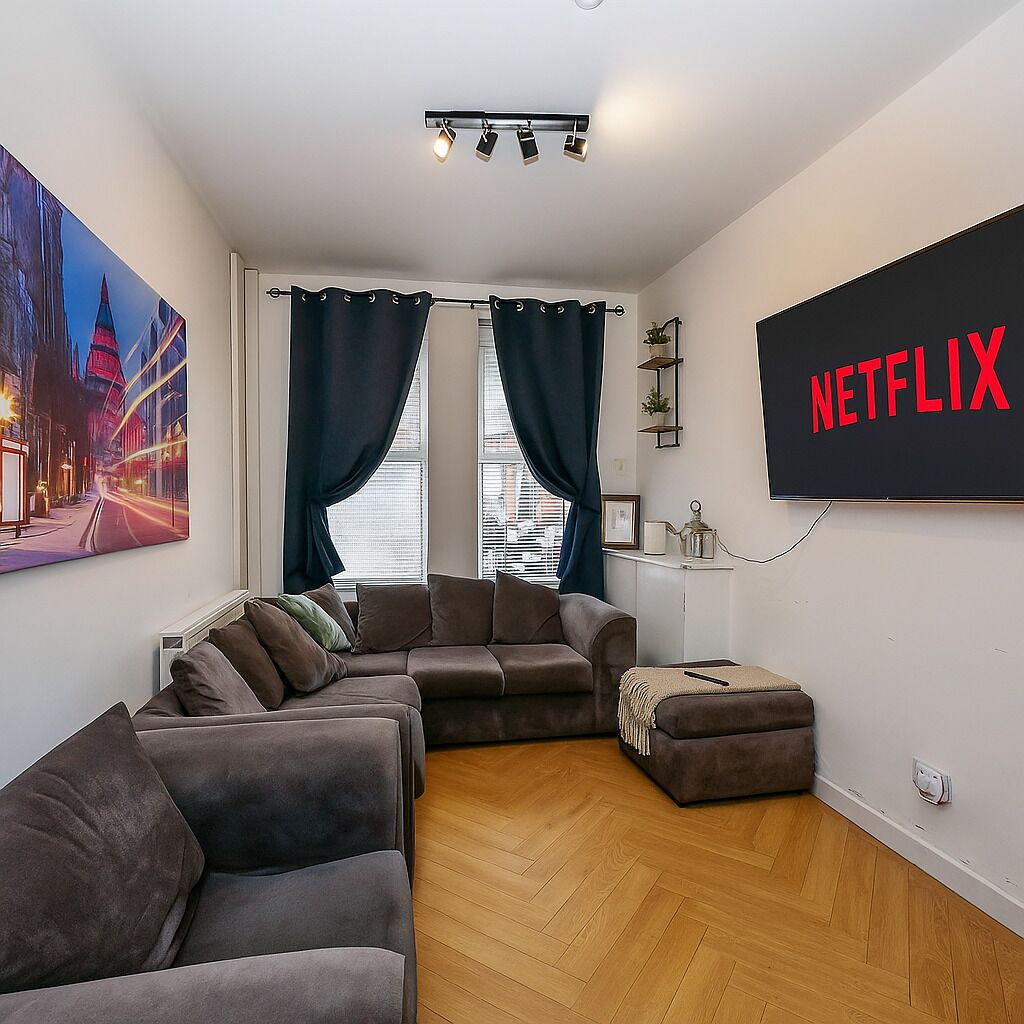 Smart TV, chimenea y oficina 