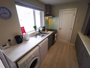 Fridge, microwave, oven, stovetop - The spacious holiday home is equipped with 4 bedrooms (Belfast)