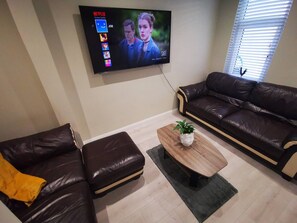 Smart TV - The spacious holiday home is equipped with 4 bedrooms (Belfast)
