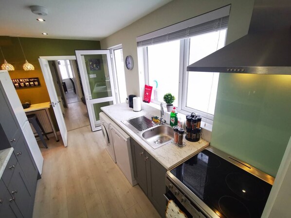 Fridge, microwave, oven, stovetop - The spacious holiday home is equipped with 4 bedrooms (Belfast)
