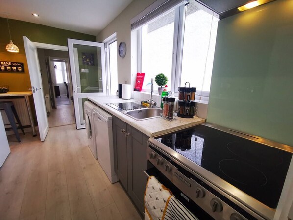 Frigorífico, microondas, horno y placa de cocina