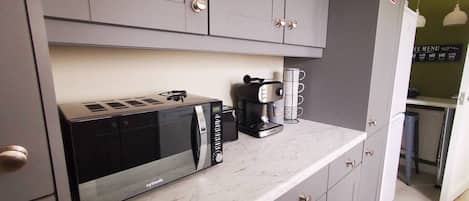 冷蔵庫、電子レンジ、オーブン、コンロ