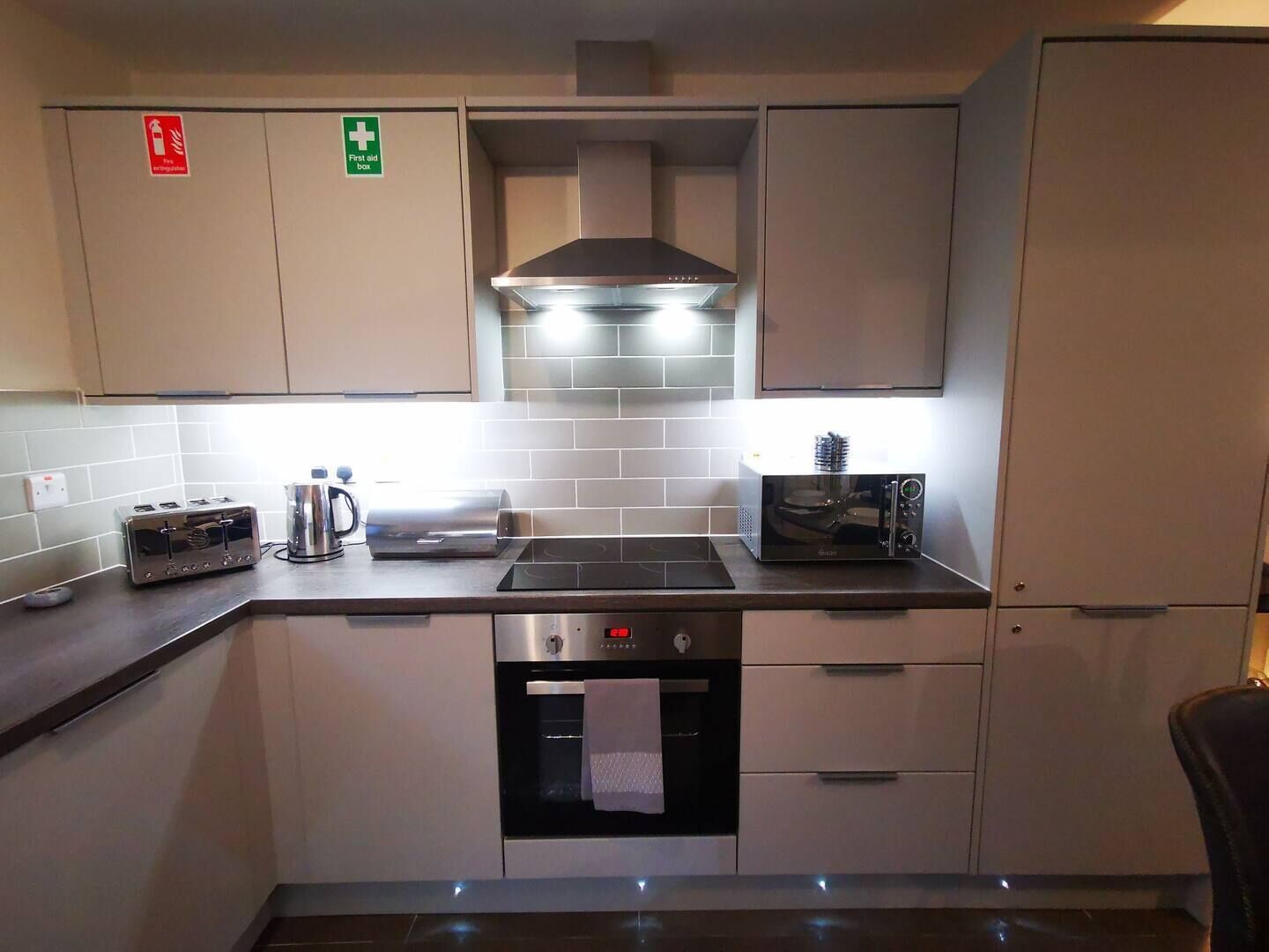 Kühlschrank, Mikrowelle, Ofen, Herdplatte