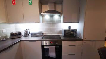 Kühlschrank, Mikrowelle, Ofen, Herdplatte