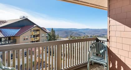 Cozy Condo located in the heart of Snowshoe and directly off the main ski area!