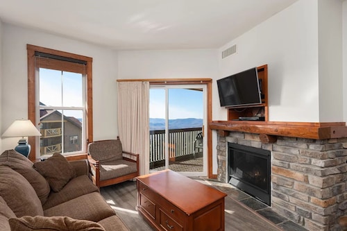 Cozy Condo located in the heart of Snowshoe and directly off the main ski area!