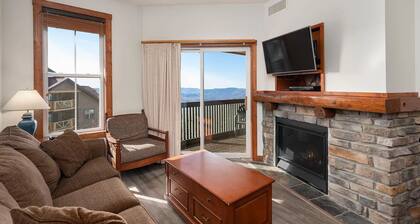 Cozy Condo located in the heart of Snowshoe and directly off the main ski area!