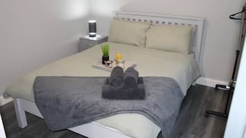 1 habitación, tabla de planchar con plancha, wifi gratis y ropa de cama