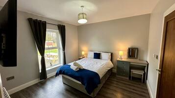 3 bedrooms, desk, iron/ironing board, travel crib