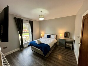 3 bedrooms, desk, iron/ironing board, travel crib