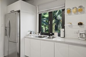 Réfrigérateur, four à micro-ondes, surface de cuisson, cafetière-théière