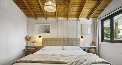 Beach - Culinary Route - Garden & BBQ - Your rustic refuge by the sea atJoyuda.