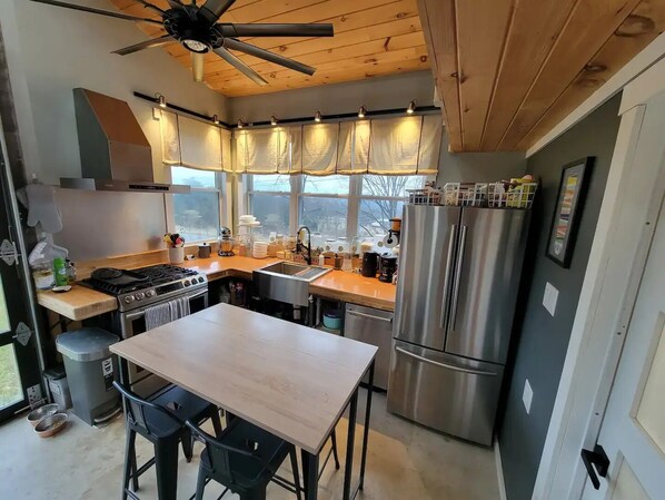 ثلاجة، فرن، موقد طهي مسطح، غسالة أطباق